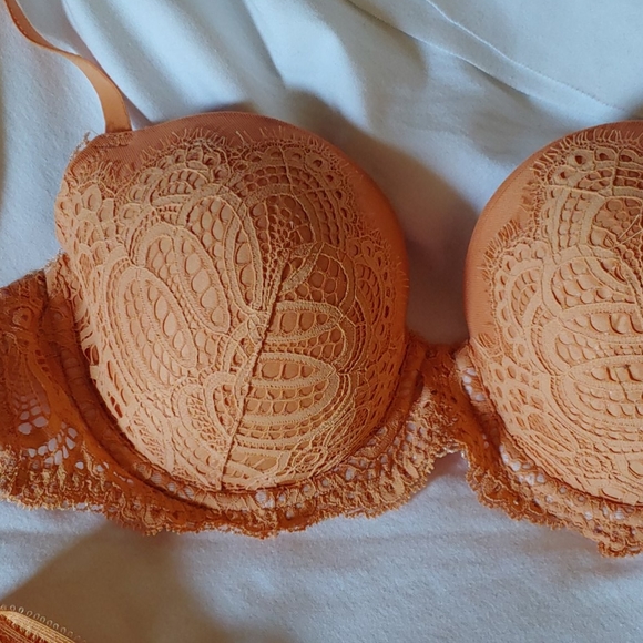 Victoria"s Secret Bra and Panty Set - Picture 2 of 6